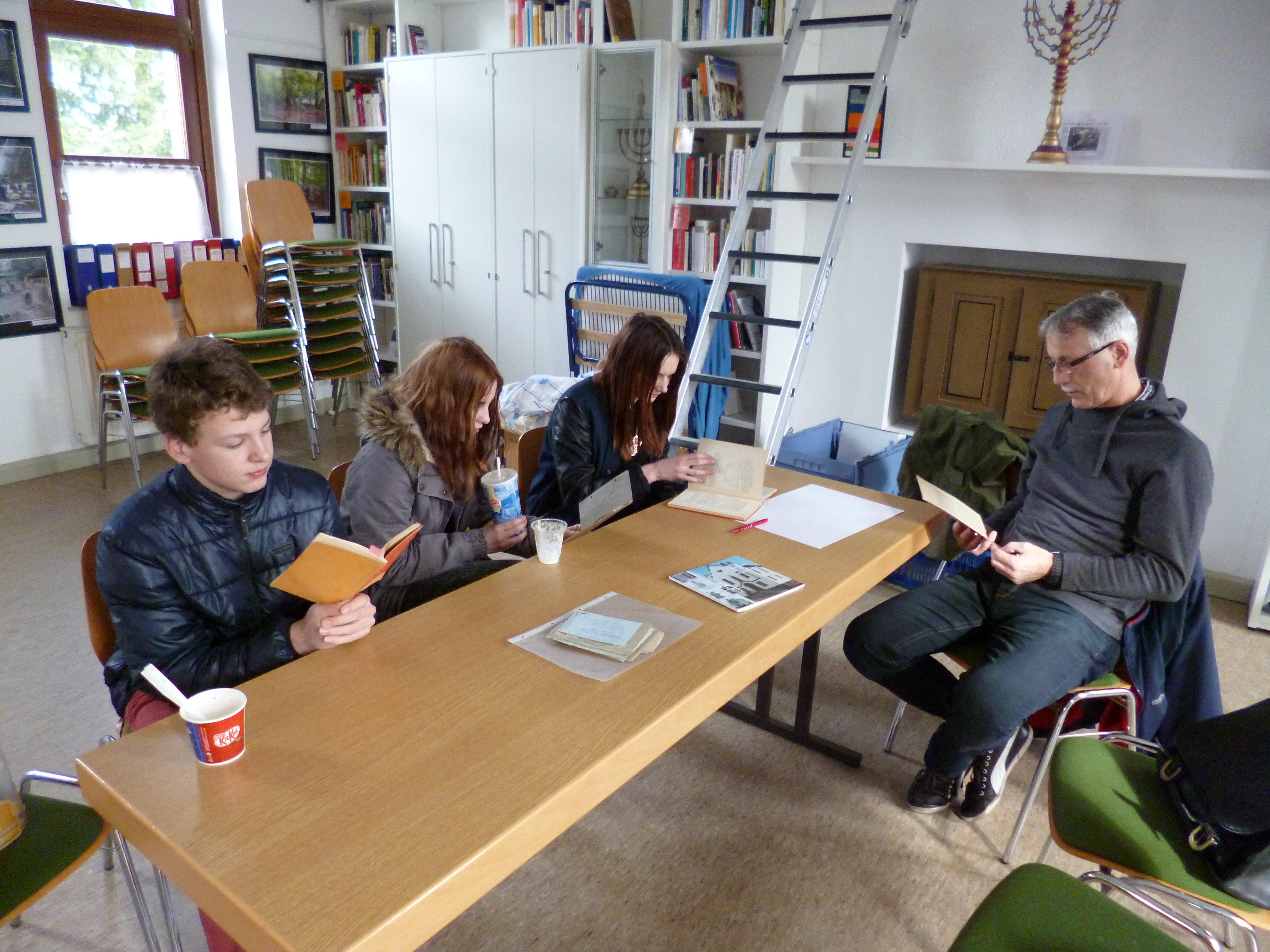 Gernot Fritz informiert Schülerinnen und Schüler aus Kirchberg über die Stolpersteinaktion in Rhaunen