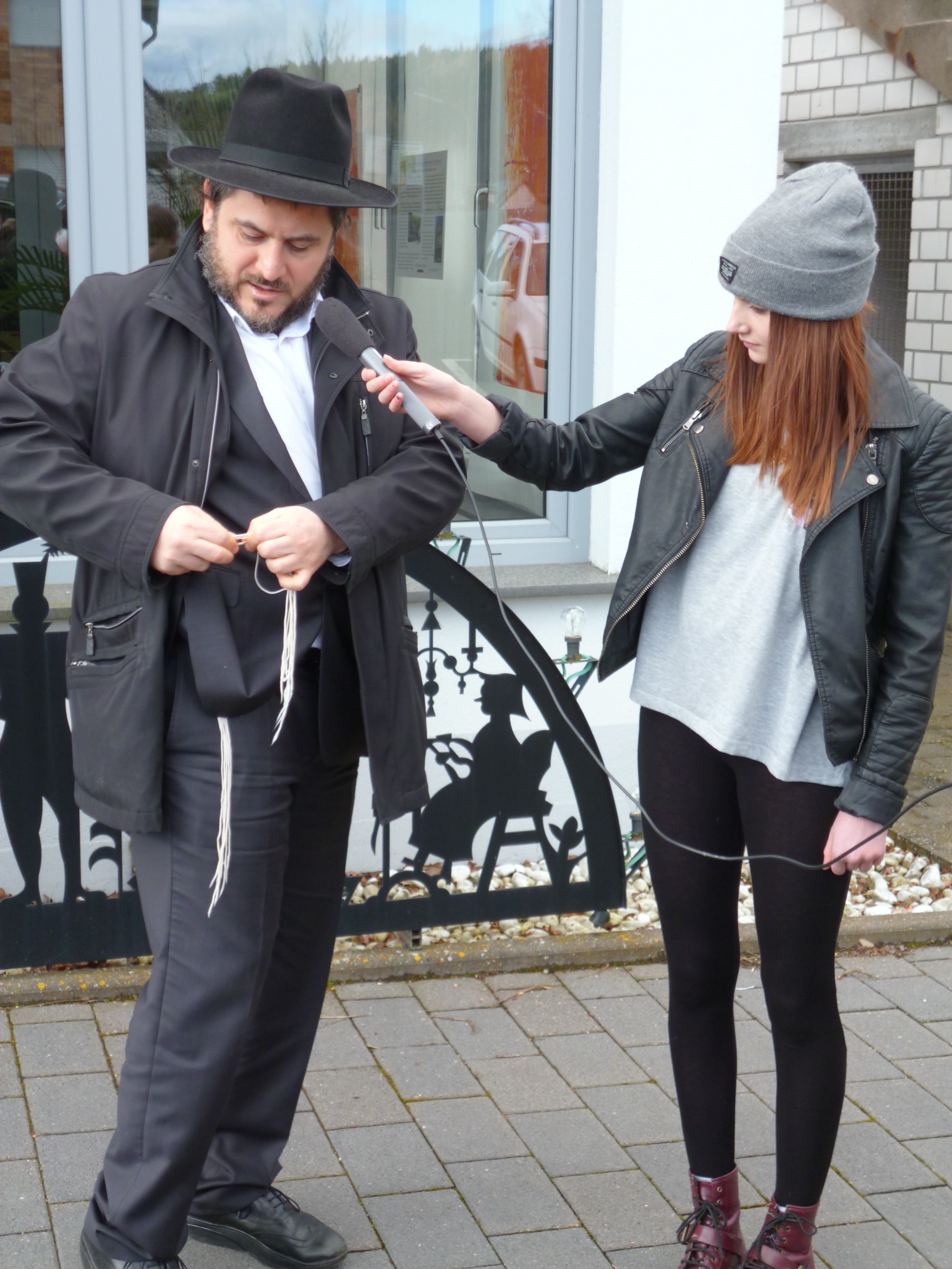 Tanja interviewt Rabbiner Ostrovsky und befragt ihn zu den Zizith (Schaufäden)