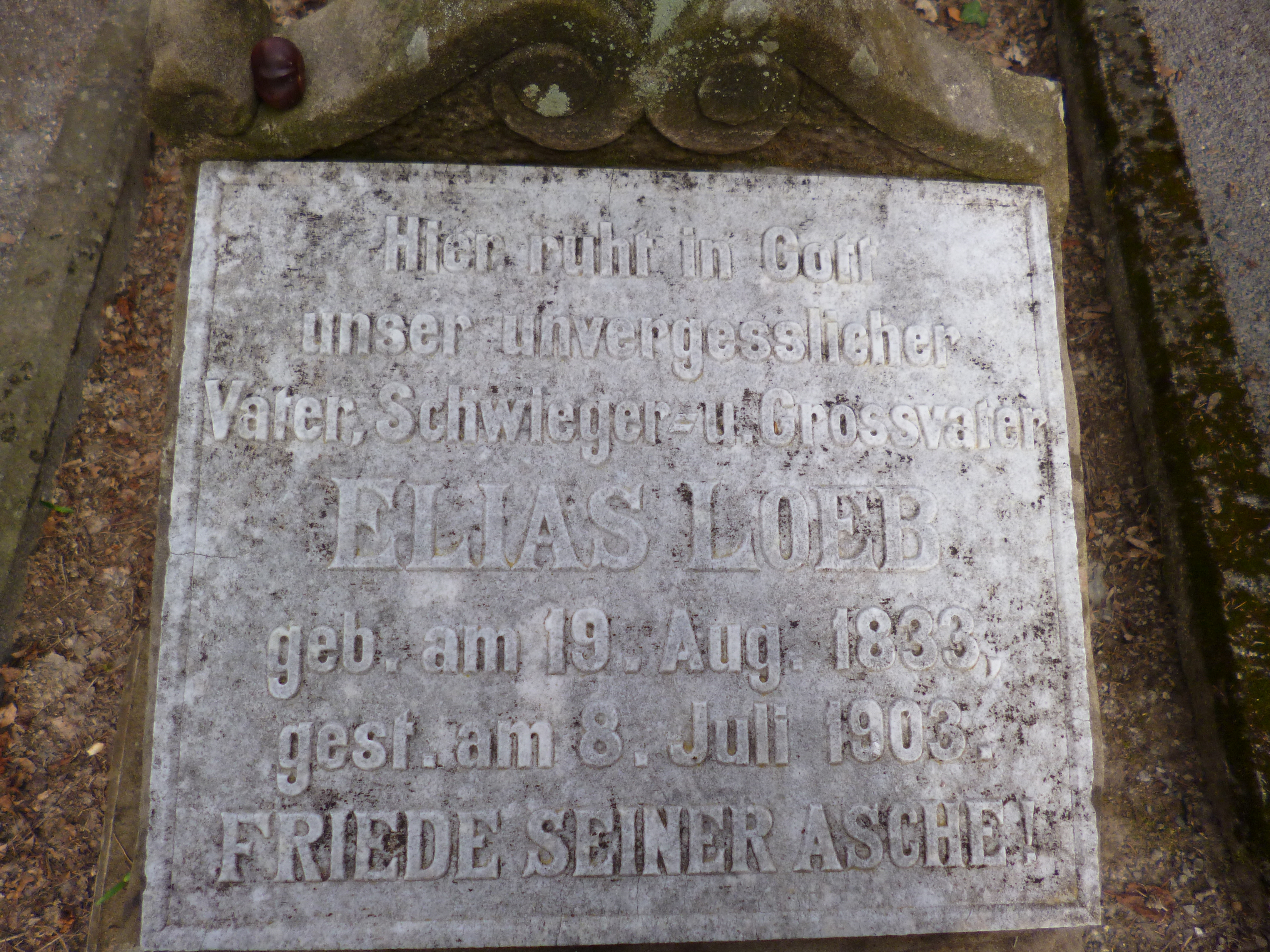 Elias Loeb: Die Form des Grabes deutet auf die Funktion des Tora-Vorlesers hin