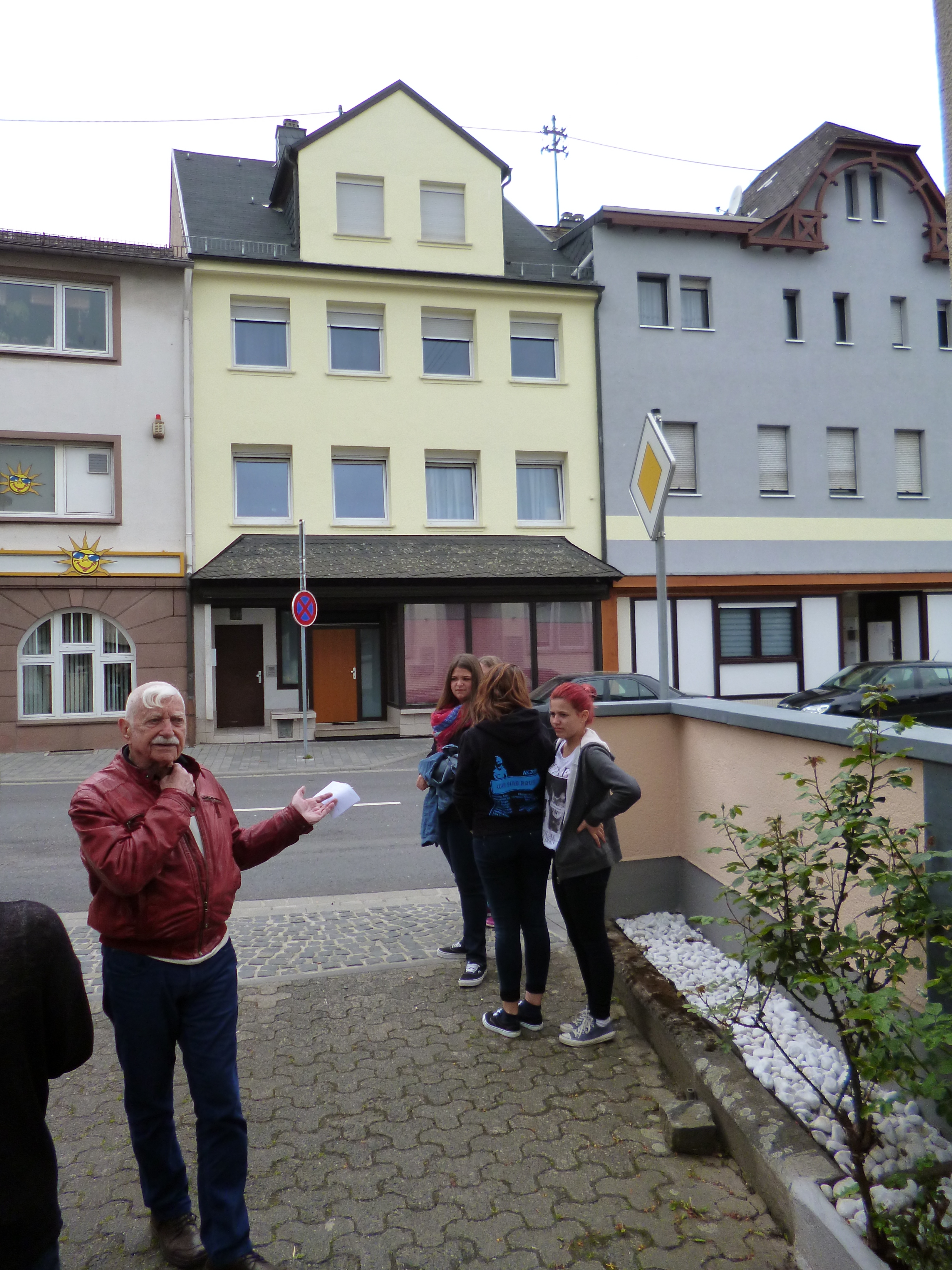 Harry Raymon vor dem Geschäft seinerFamilie, Kappeler Str. 5, Kirchberg