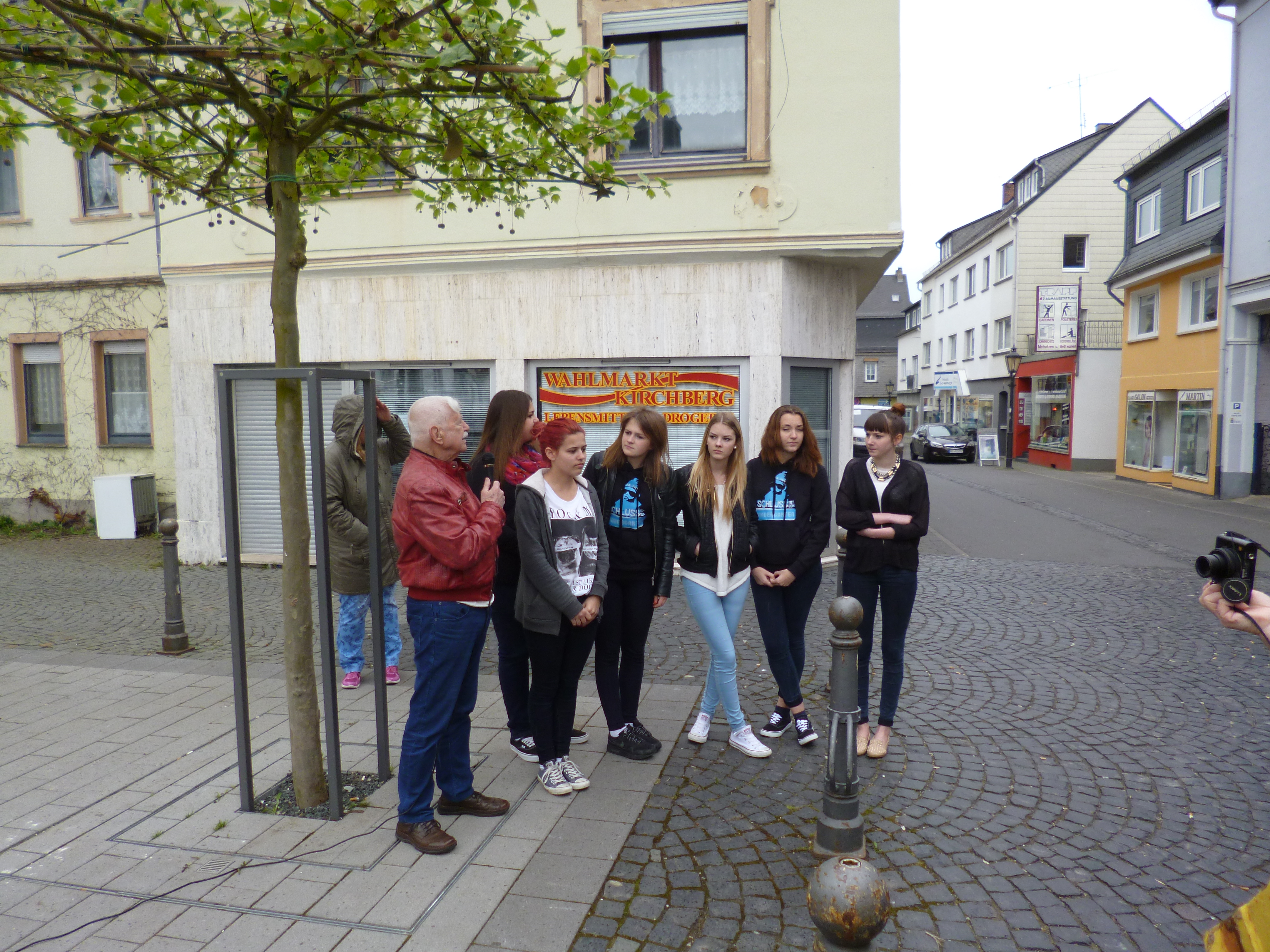 Das Team vor dem Hotel Weber, Harry Raymons letzte Wohnung in Kirchberg
