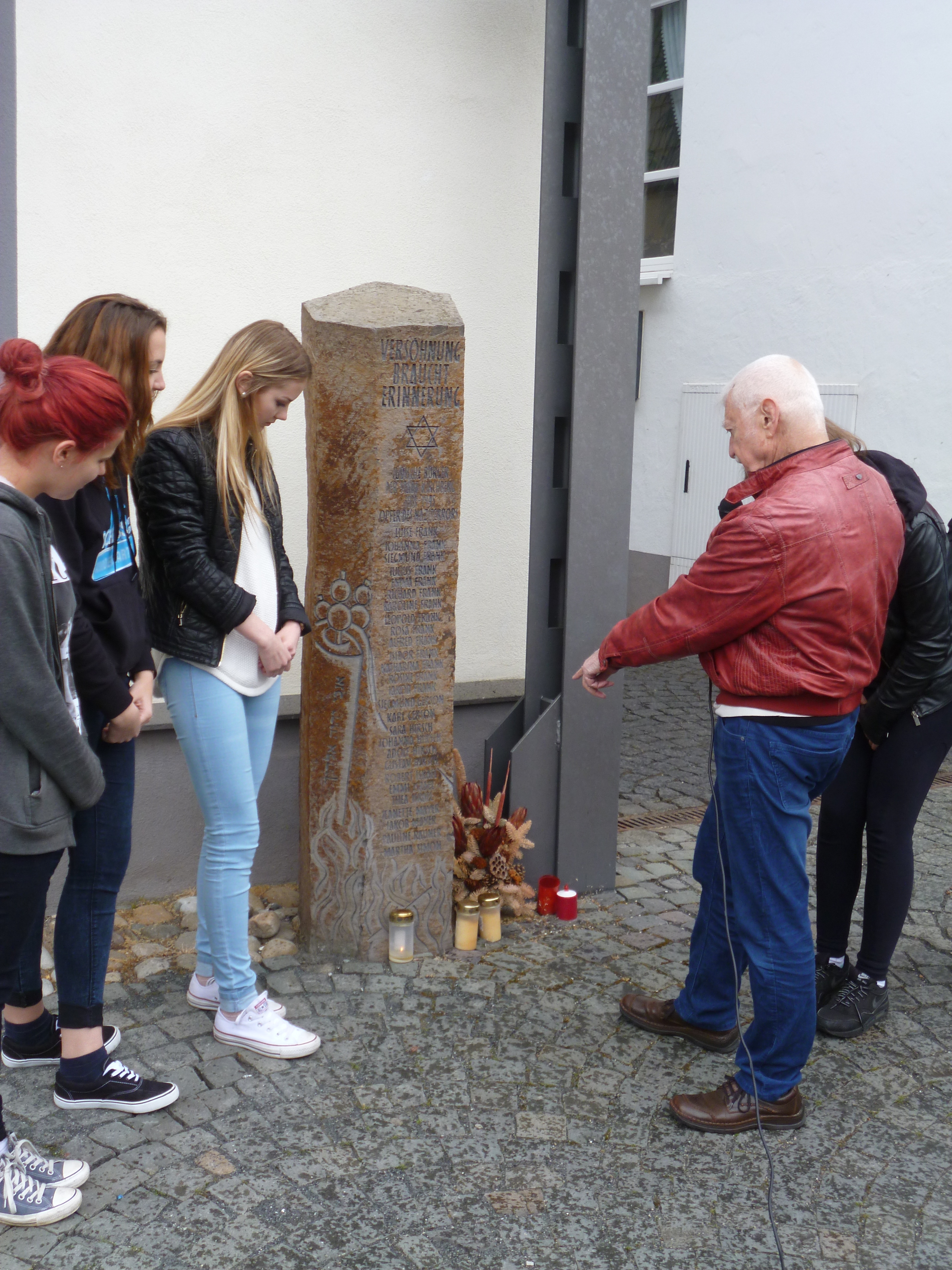 "Ich wundere mich, wer hier Blumen und Lichter hinstellt"