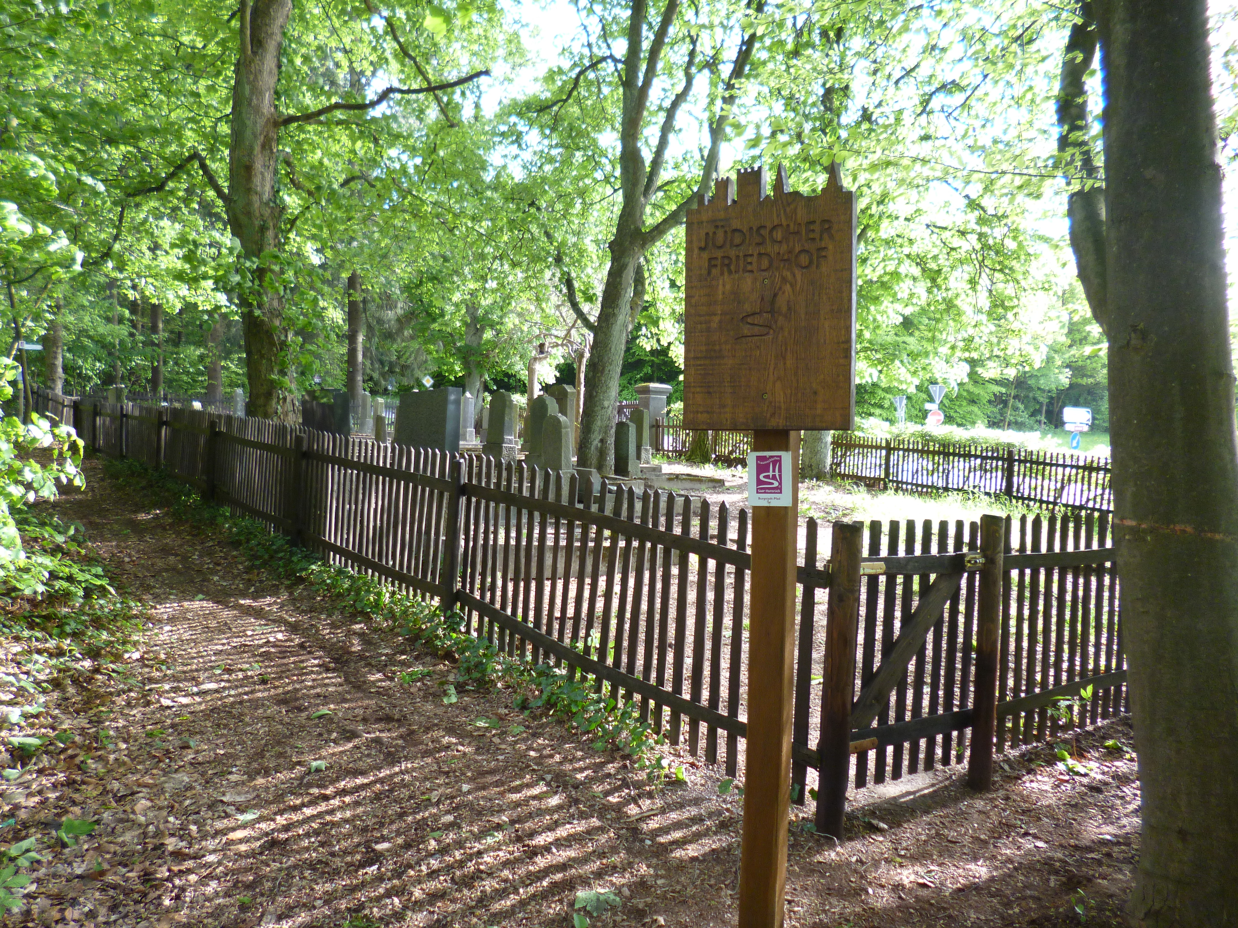 Wanderer, kommst Du an einen jüdischen Friedhof, dann...