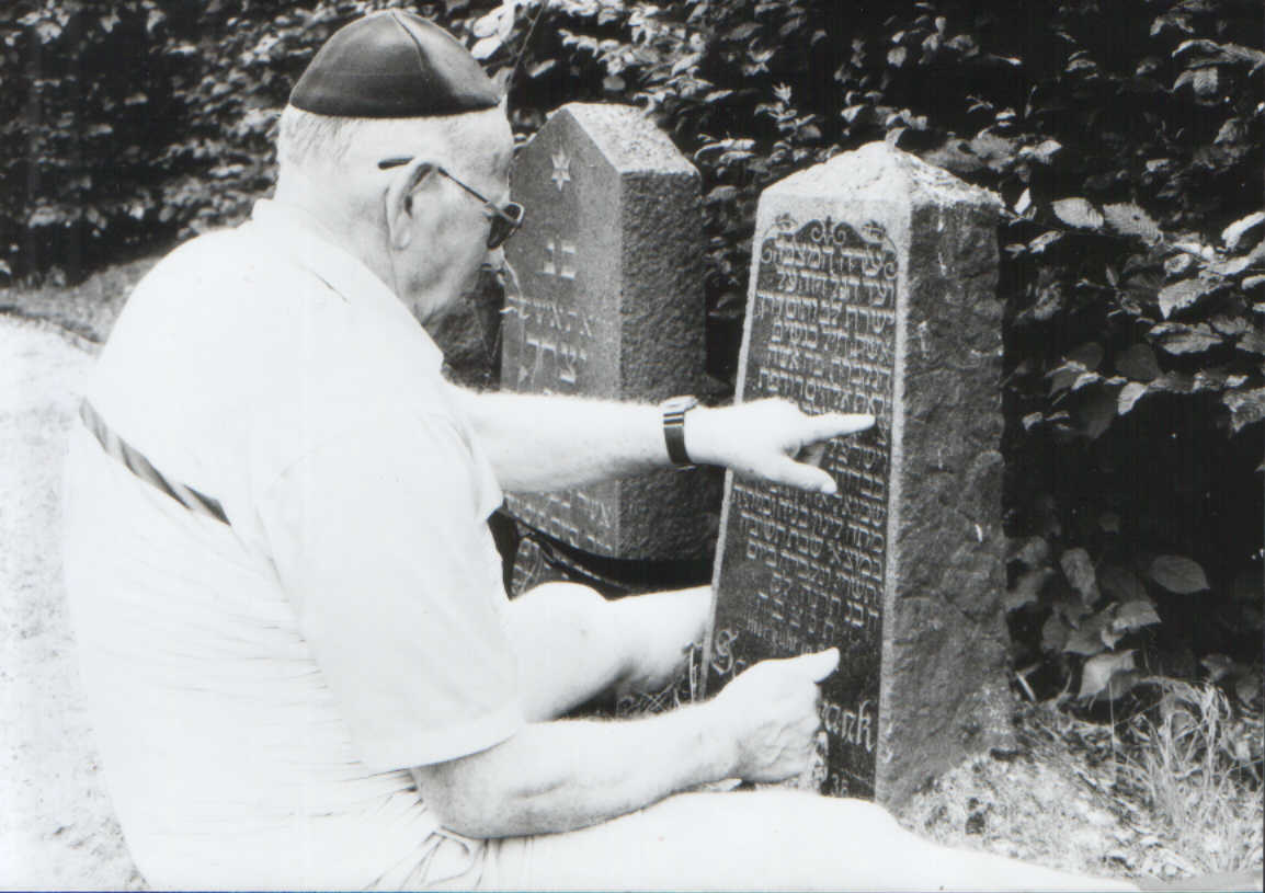 Shimon Mayer beim Entschlüsseln der Grabinschriften