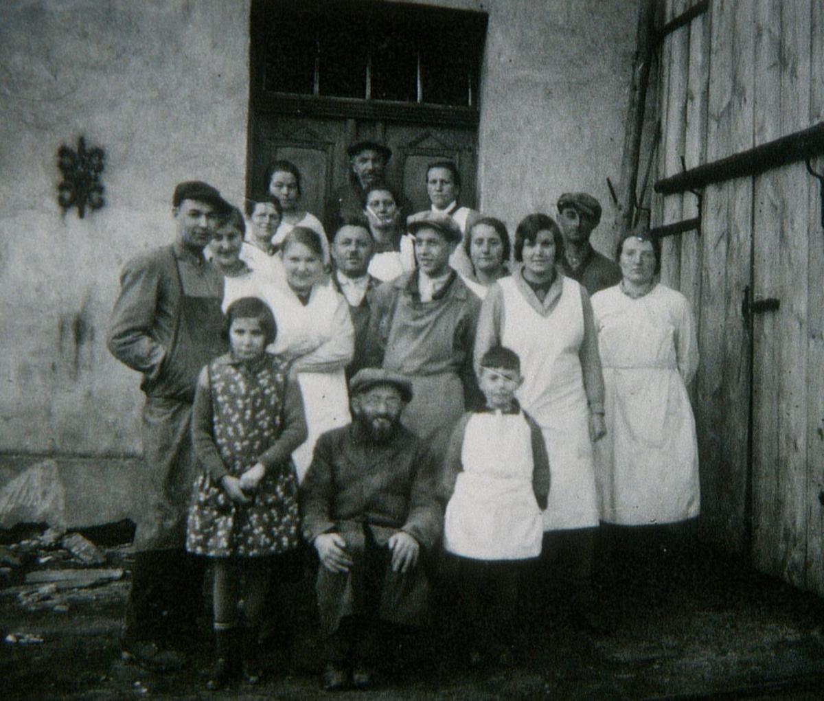 Jüdisch-christliche Belegschaft der Matzenbäckerei Joseph in der Kirchgasse Laufersweiler (1929)