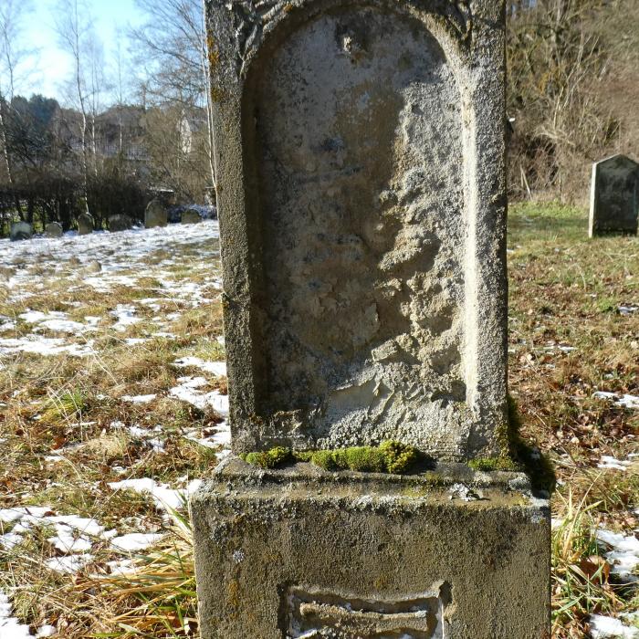 Zerstörter Grabstein