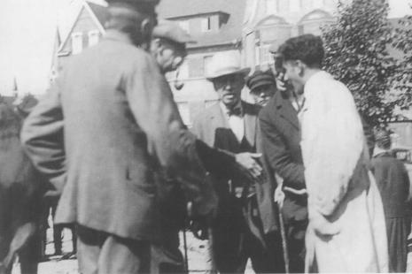 Handschlag beim Viehmarkt in Kastellaun, rechts vermutlich Julius Hirsch