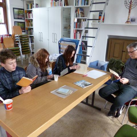 Gernot Fritz informiert Schülerinnen und Schüler aus Kirchberg über die Stolpersteinaktion in Rhaunen