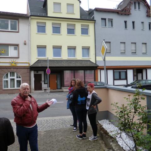 Harry Raymon vor dem Geschäft seinerFamilie, Kappeler Str. 5, Kirchberg