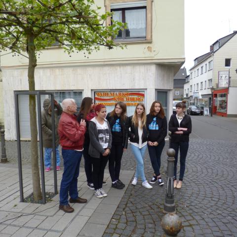 Das Team vor dem Hotel Weber, Harry Raymons letzte Wohnung in Kirchberg