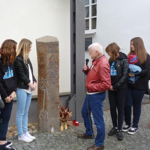 "Versöhnung braucht Erinnerung" - Denkmal vor dem Rathaus