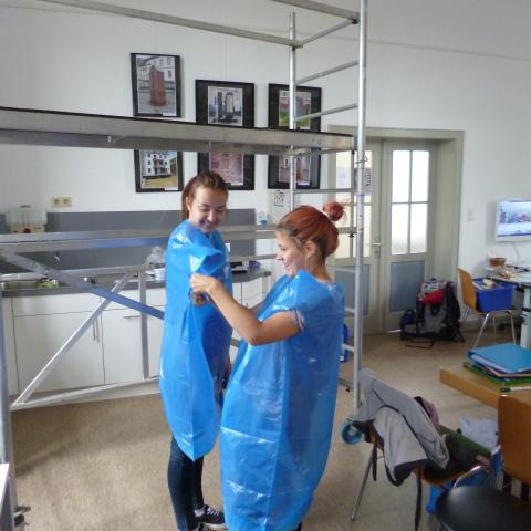 Paulina und Katja mit Arbeitsschutzanzügen