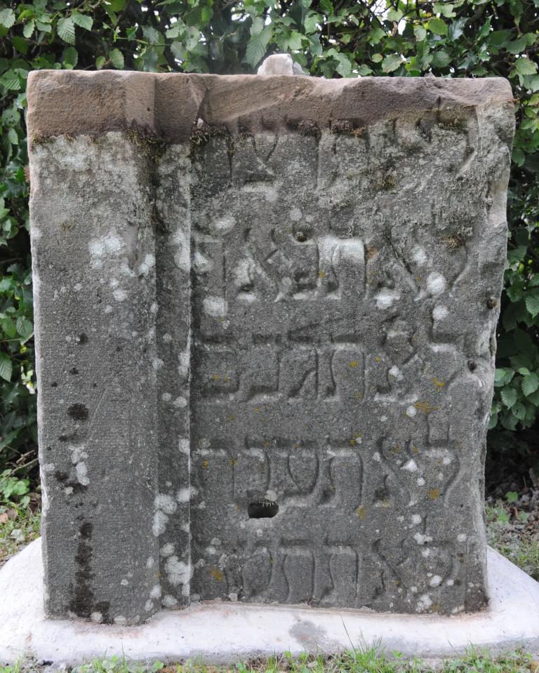 Fragment der Gesetzestafel des Moses, ursprünglich auf der Giebelspitze der Synagoge