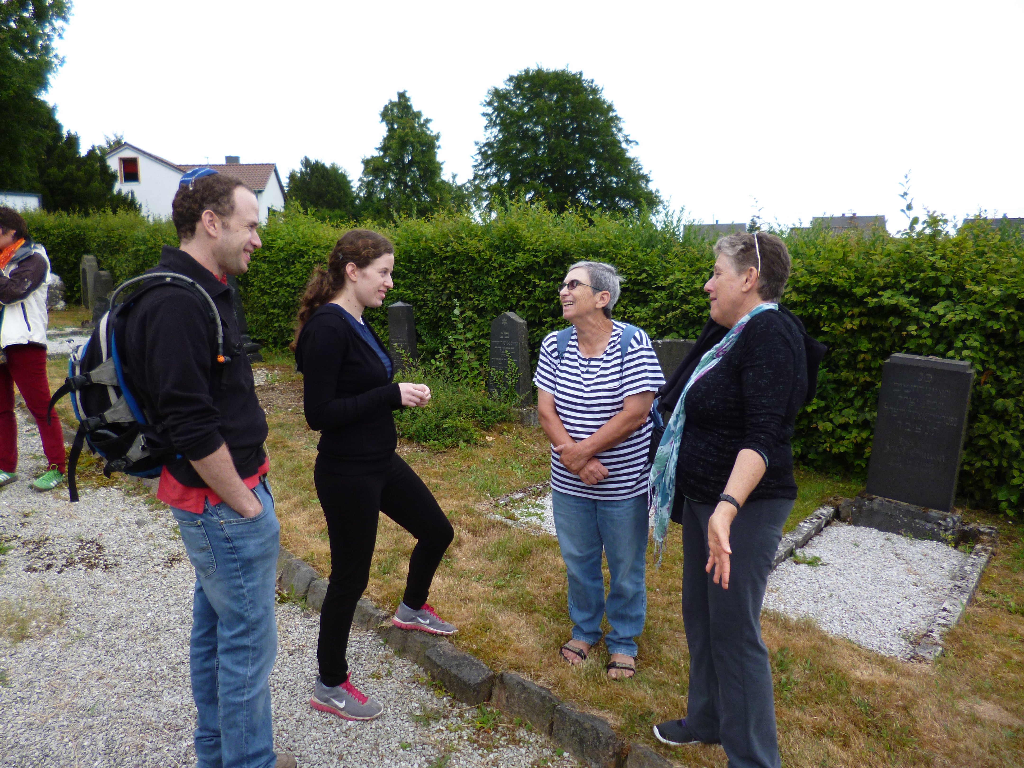 Uri und Ayelet mit ihrer Mutter Pnina Drach (Mayer) und Bilha Kislev (Forst) auf dem jüdischen Friedhof in Laufersweiler