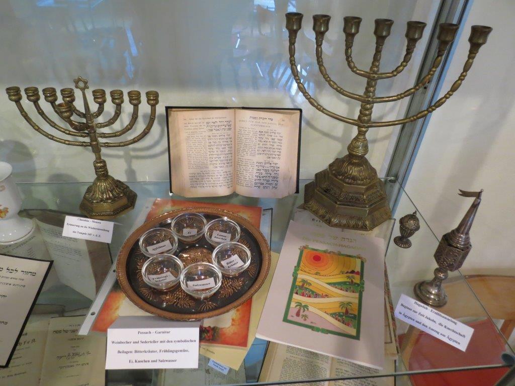 Kultgegenstände im Gedenkraum