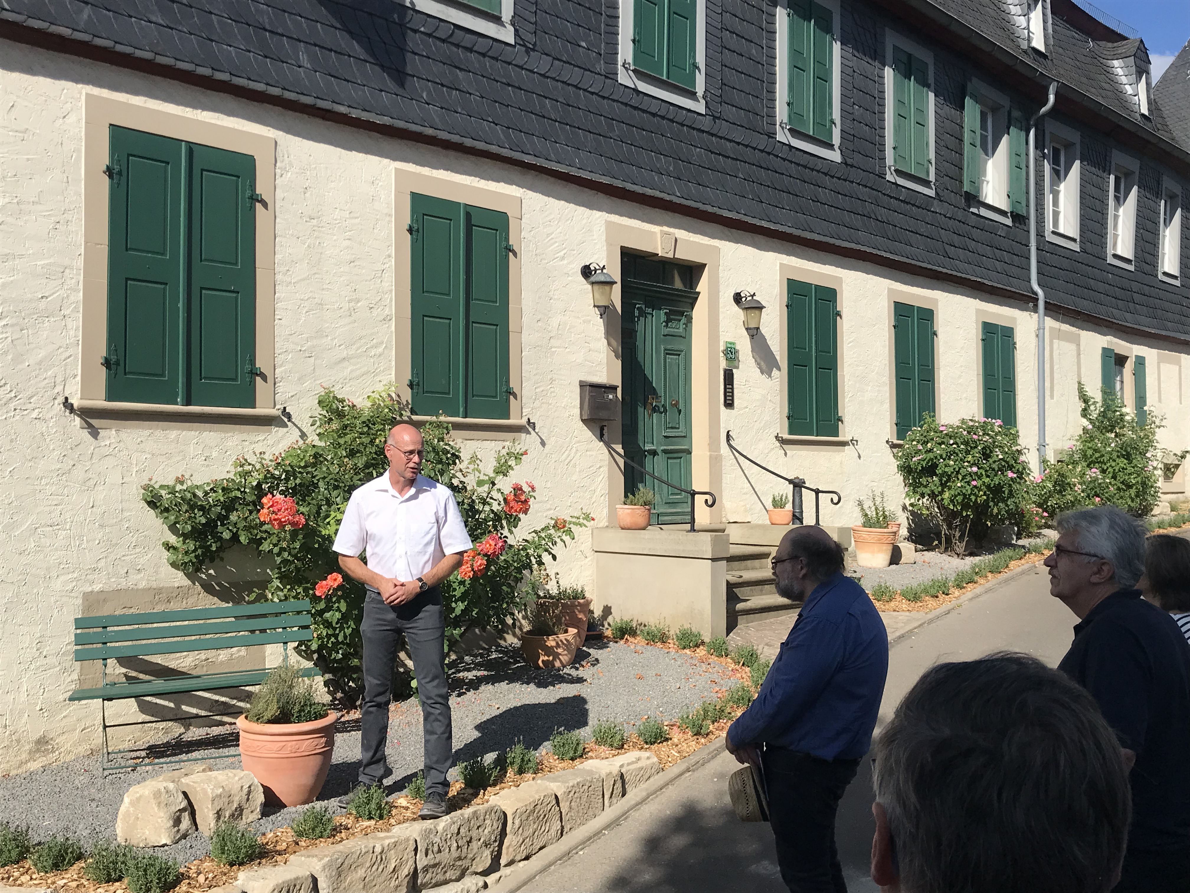 Ortsbürgermeister Hans-Joachim Brusius vor dem sogenannten Oberhof, der in napoleonischer Zeit das Bürgermeisteramt, die Mairie, beherrbergte.