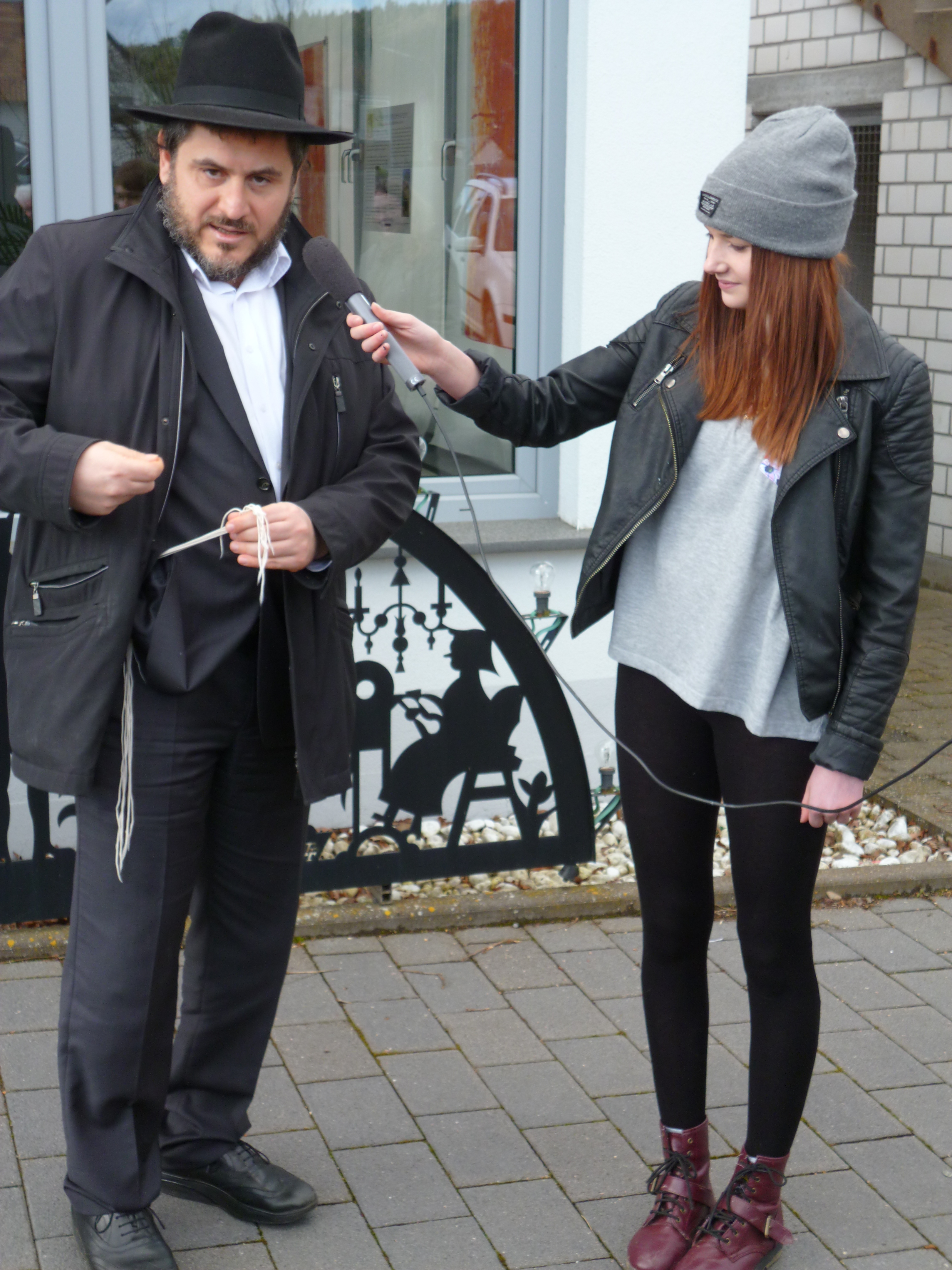 Tanja interviewt Rabbiner Ostrovsky und fragt nach den Zizith (Schaufäden)