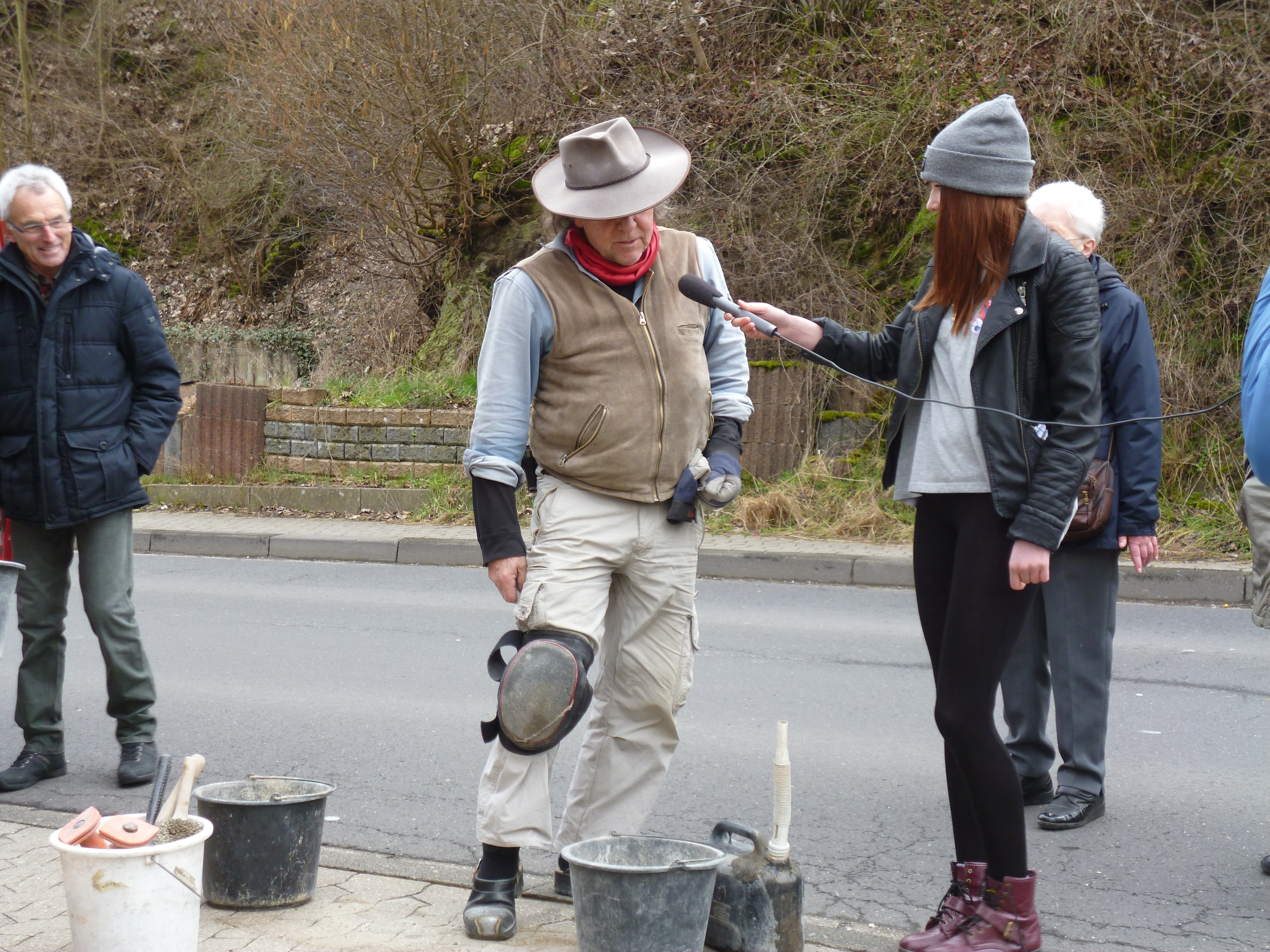Tanja interviewt den Stolperstein-Künstler Gunter Demnig