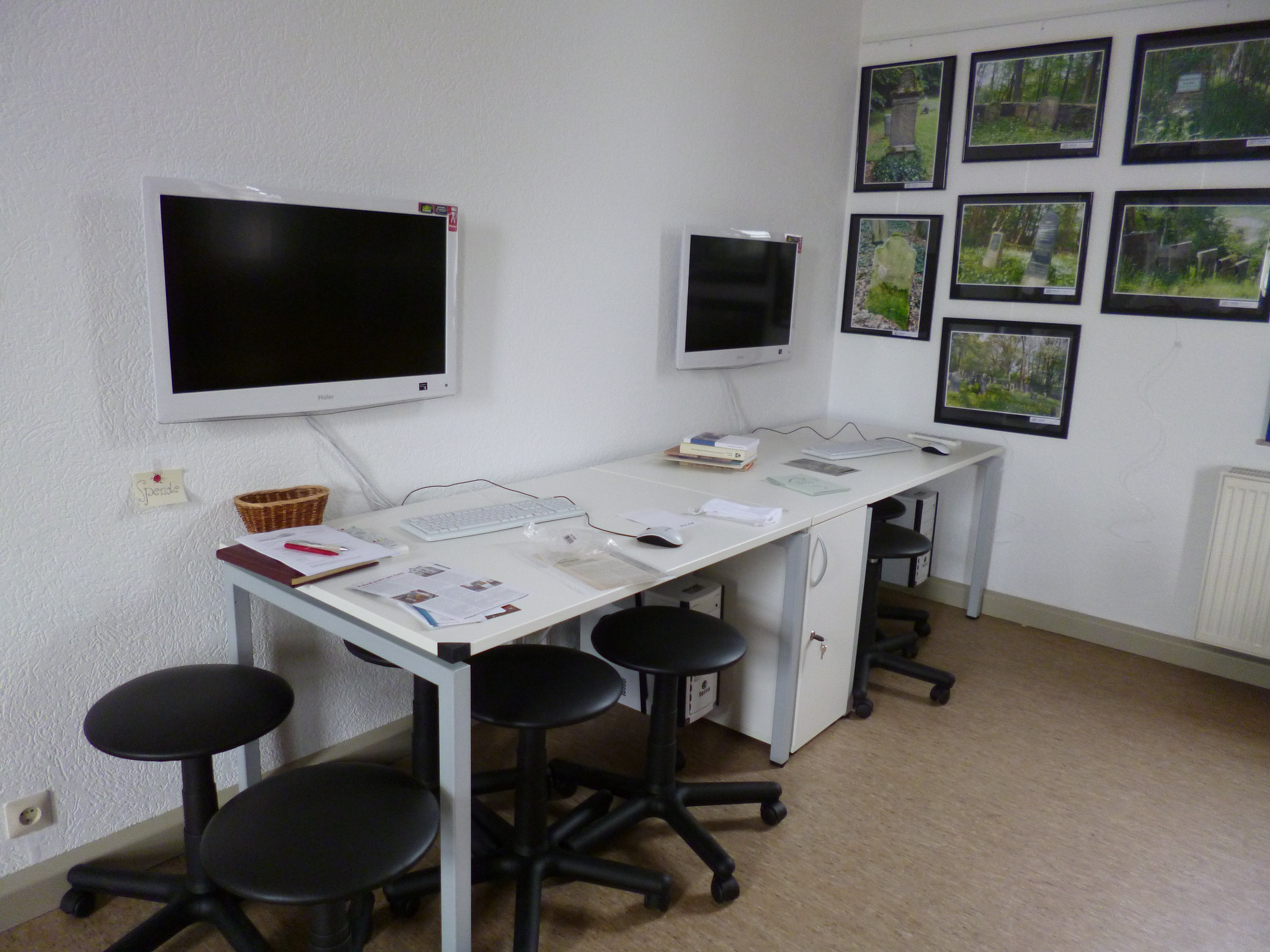 Zwei Arbeitsplätze für je vier Jugendliche