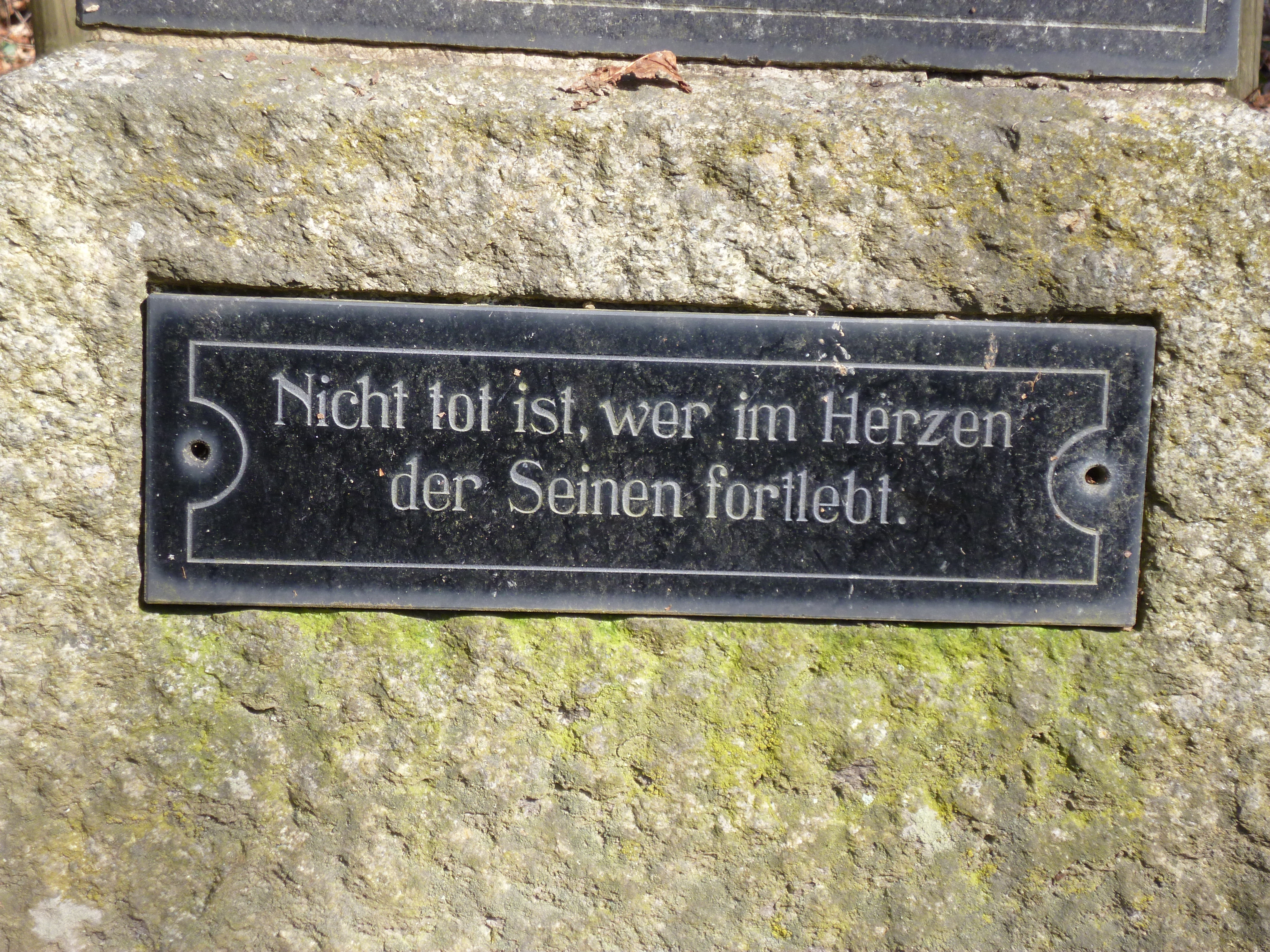 Inschrift auf einem Grabstein des jüdischen Friedhofes in Kastellaun