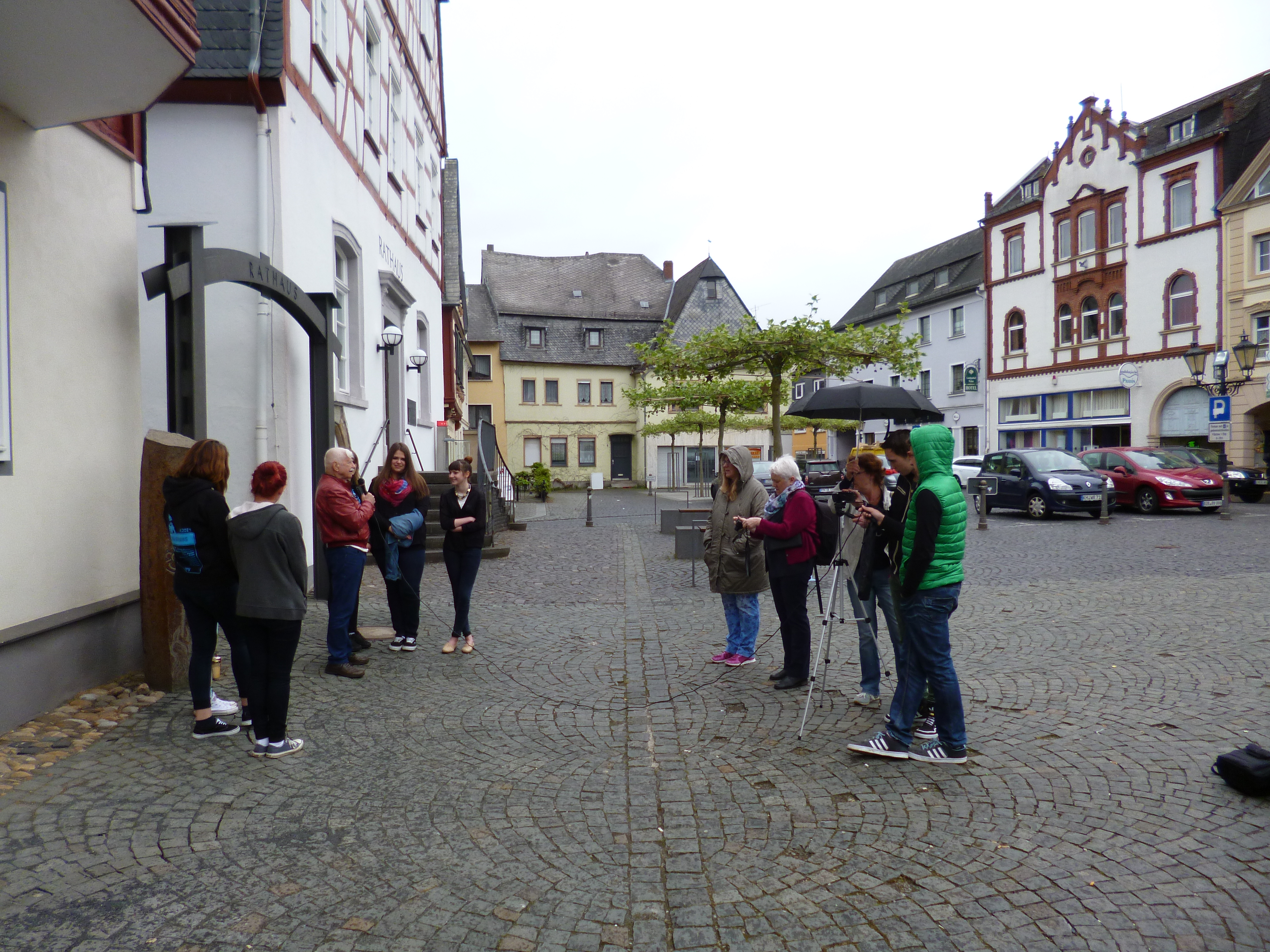 Das Filmteam am Denkmal am Marktplatz.