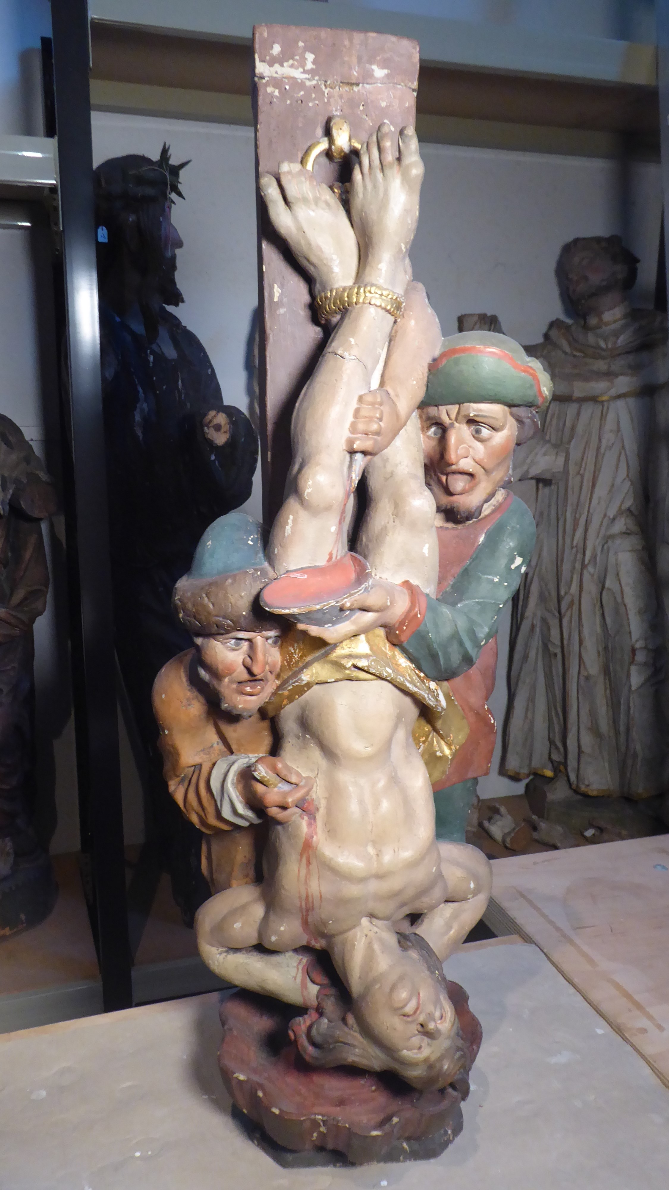 In einem Nebenraum der Martinskirche Oberwesel: Eine Holzfigur zeigt die Marter des "Guten Werner". Bei der Darstellung der Juden wird auf bekannte antisemitische Stereotype zurückgegriffen.