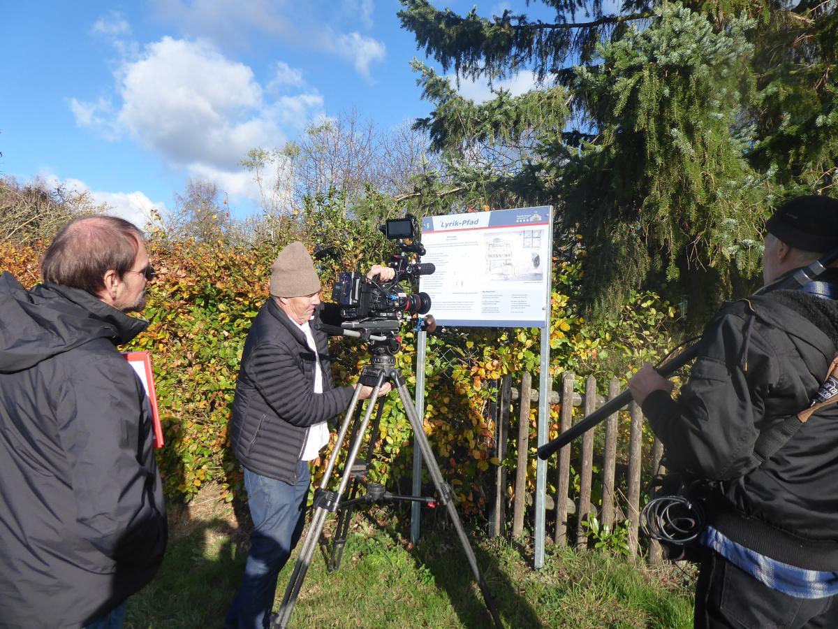 Der Lyrikpfad mit den QR-Code-Möglichkeiten hat es dem Lyriker Andreas Berg besonders angetan
