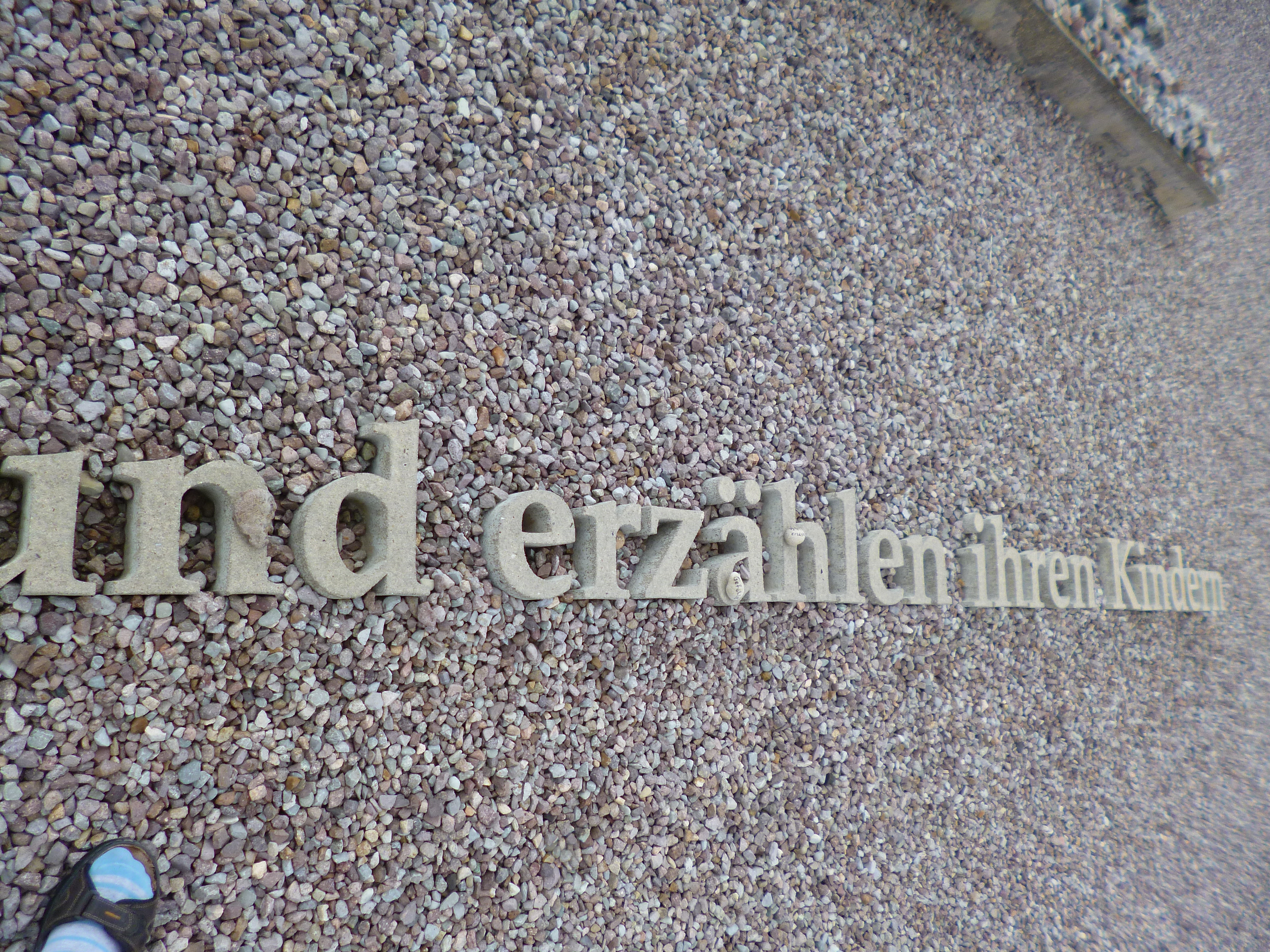 Jüdisches Mahnmal in der Gedenkstätte Buchenwald: "Auf dass erkenne das künftige Geschlecht, die Kinder, die geboren werden, dass sie aufstehen und erzählen ihren Kindern." (Psalm 78,6)