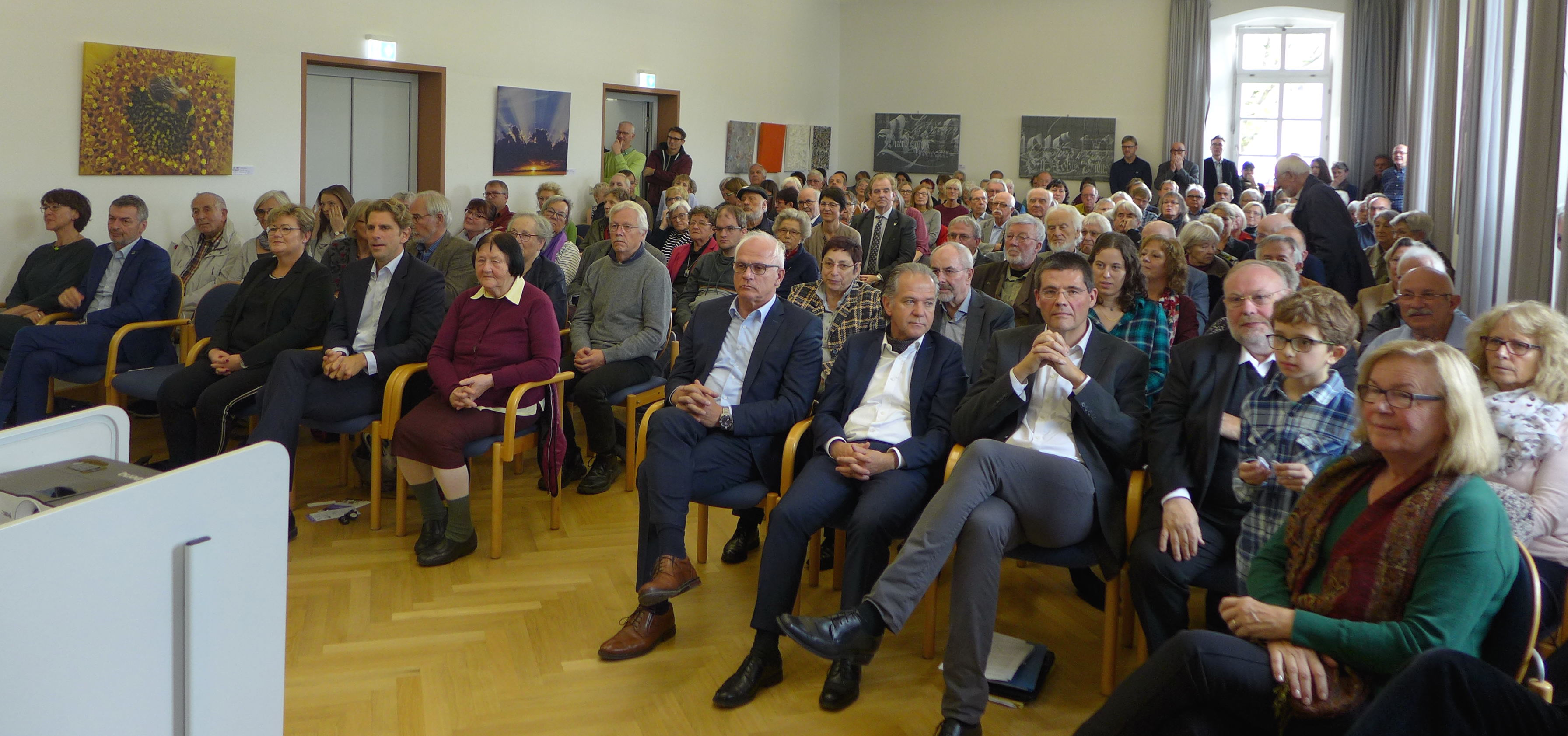 Der Saal im Simmerner Schloss bietet kaum genug Platz für die zahlreichen Besucher der Eröffnungsfeier.