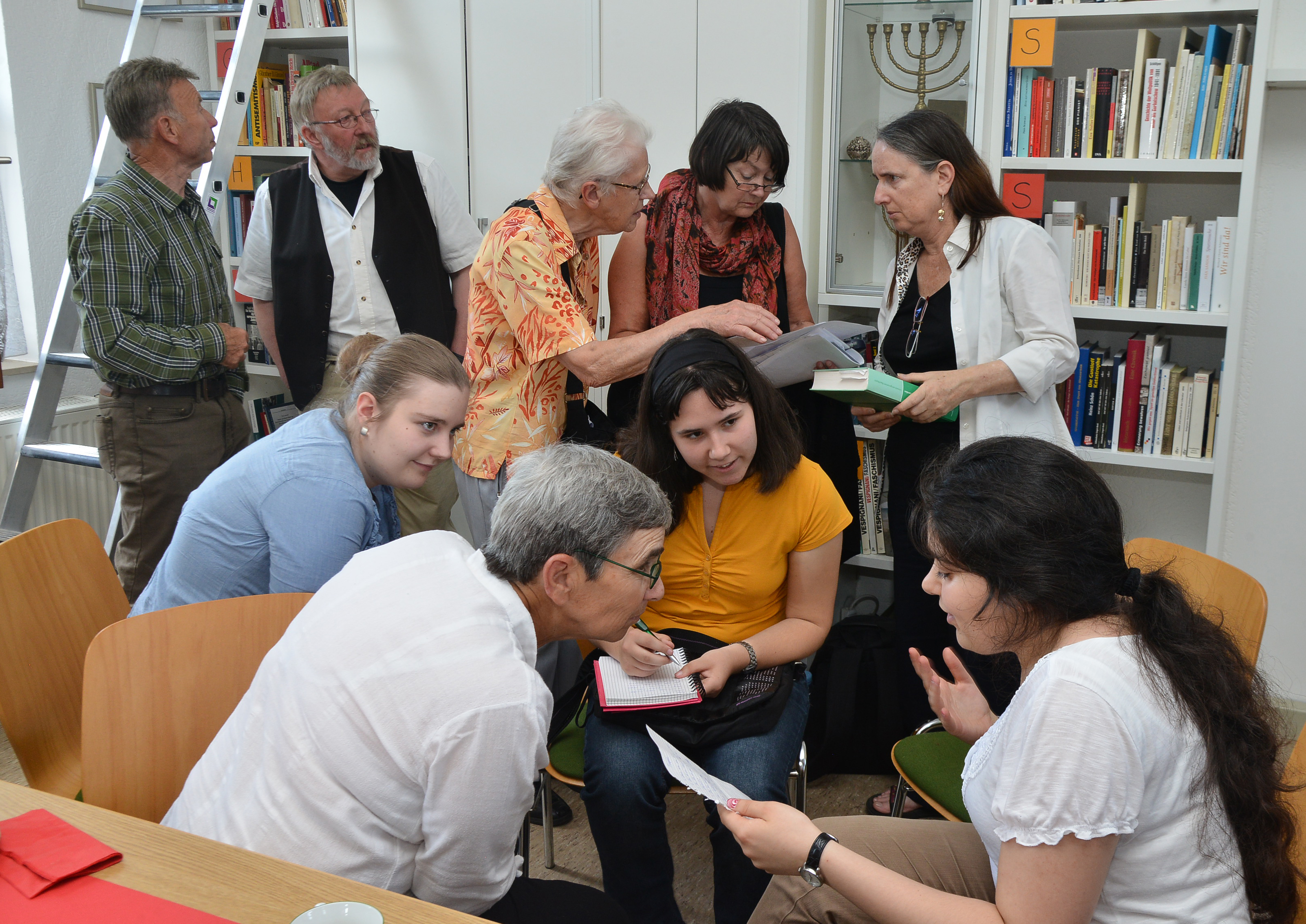 Schülerinnen im Gespräch mit Bilha Forst aus Israel