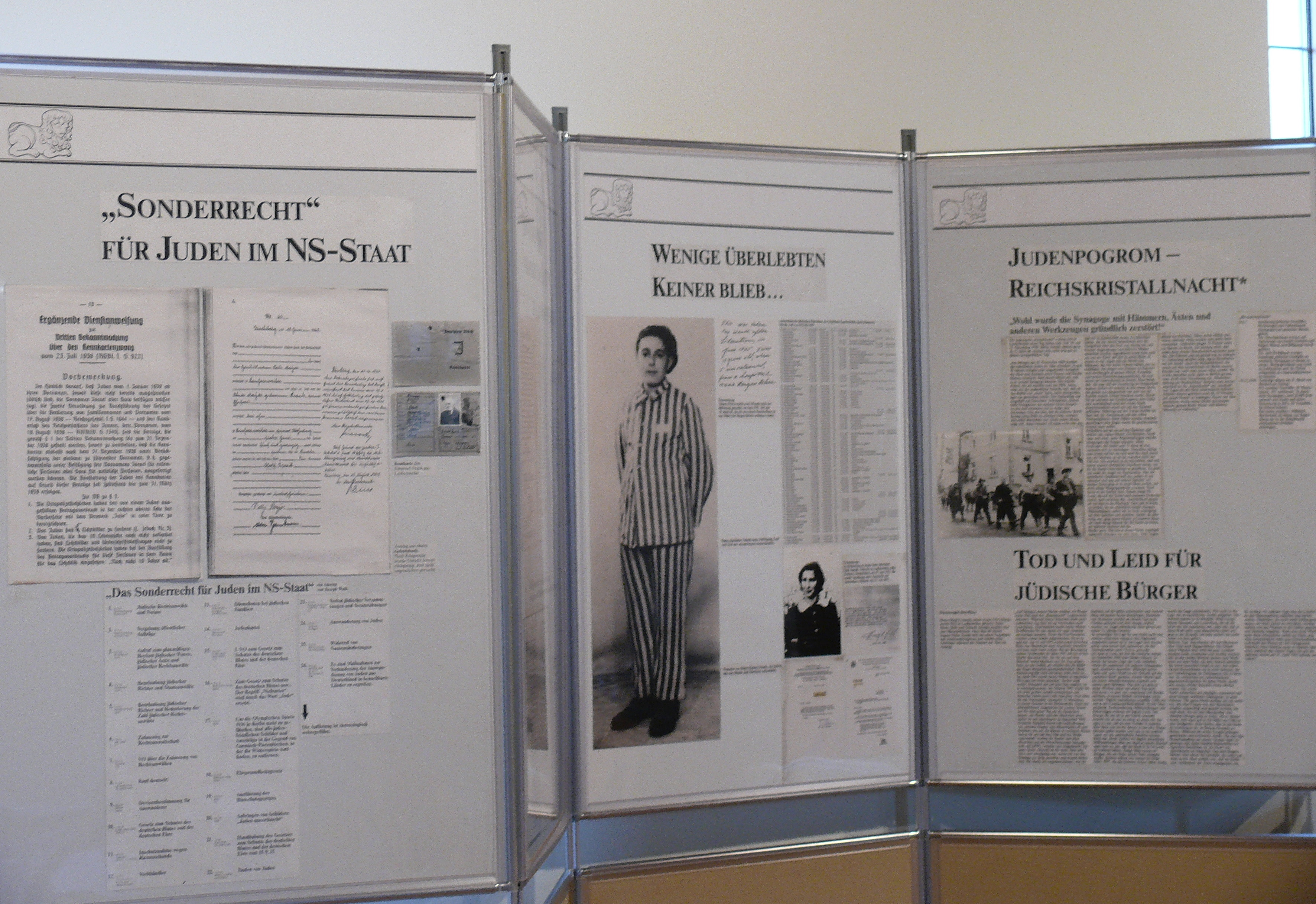 Einige derAusstellungstafeln im Gedenkraum