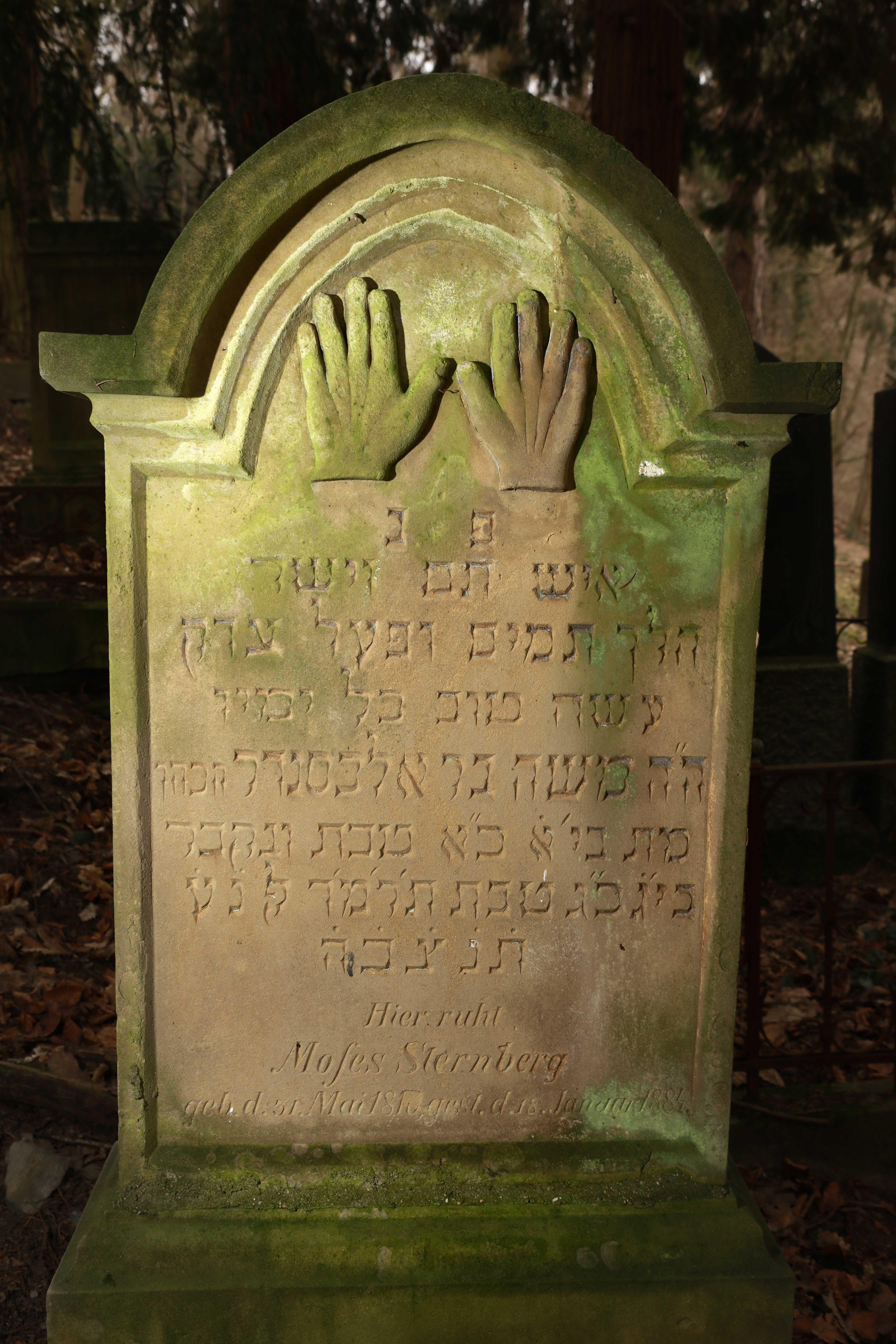 Segnende Hände auf dem Grab eines Kohanim, jüdischer Friedhof in Sohren