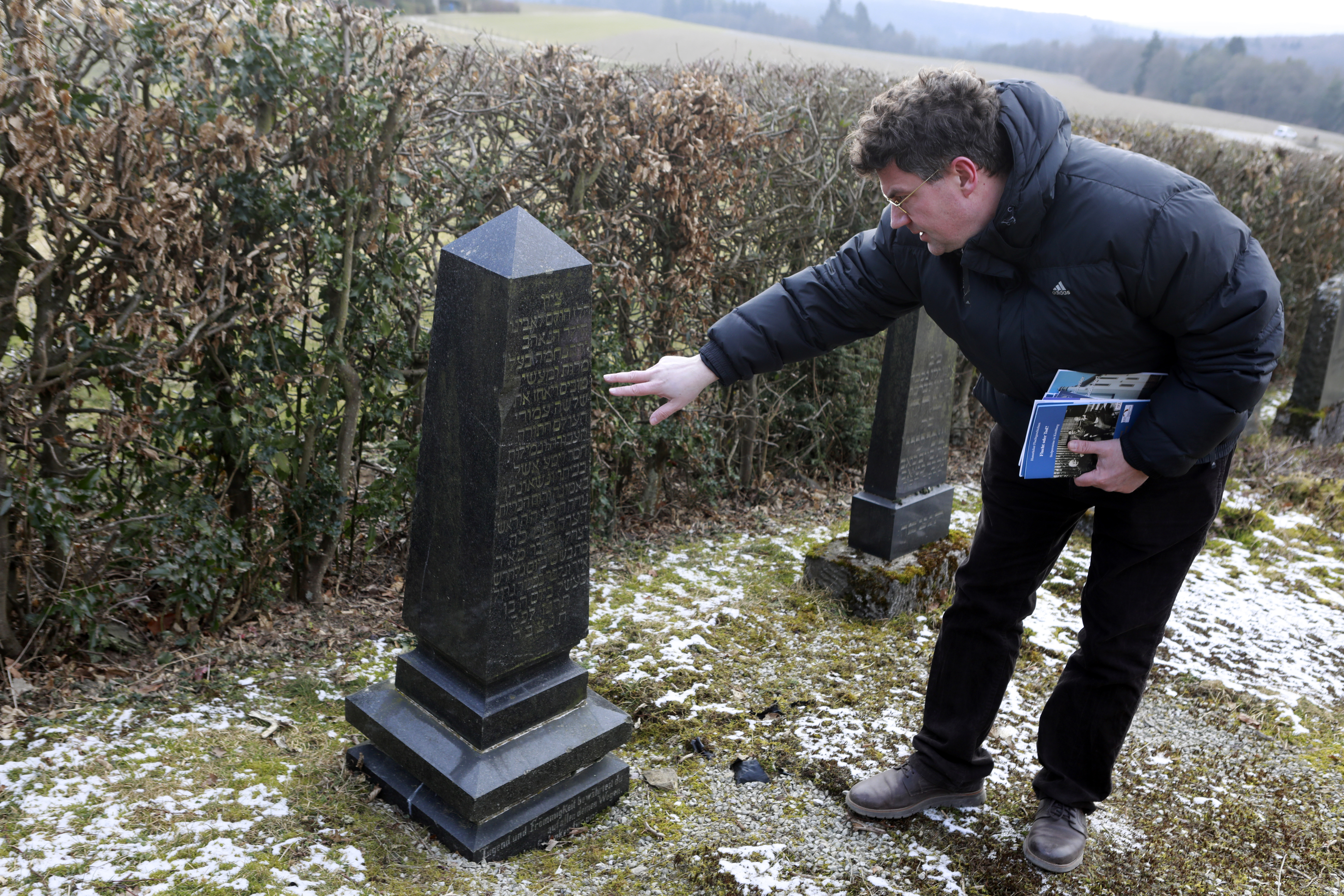 Prof. Dr. Lehnardt (Universität Mainz) bei der Übersetzung der Grabsteine auf dem jüdischen Friedhof in Laufersweiler