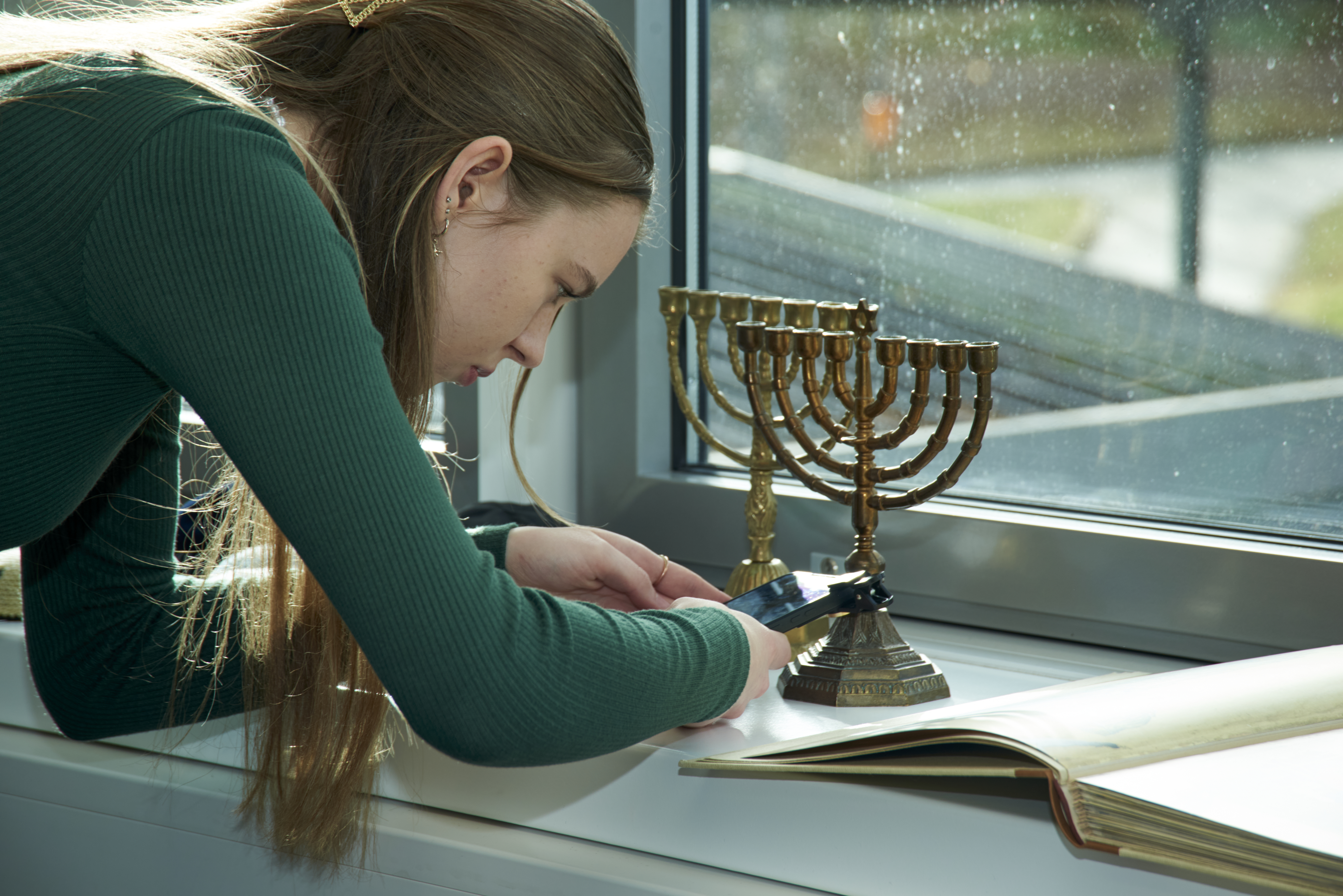 Schülerin fotografiert eine Menora