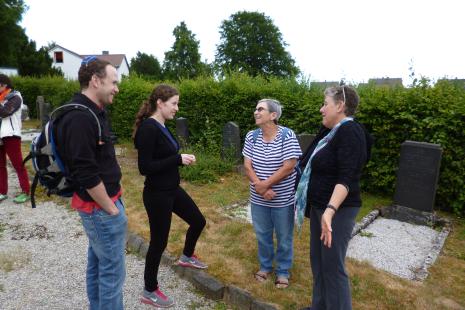 Uri und Ayelet mit ihrer Mutter Pnina Drach (Mayer) und Bilha Kislev (Forst) auf dem jüdischen Friedhof in Laufersweiler