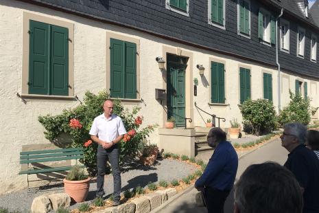 Ortsbürgermeister Hans-Joachim Brusius vor dem sogenannten Oberhof, der in napoleonischer Zeit das Bürgermeisteramt, die Mairie, beherrbergte.