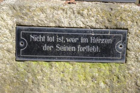 Inschrift auf einem Grabstein des jüdischen Friedhofes in Kastellaun