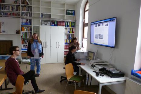 Die Lehrer suchen auf der Website