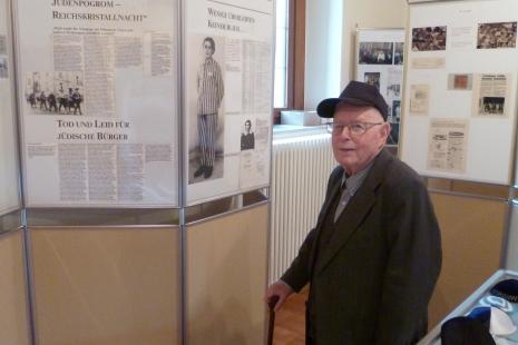 Heinz Hesdörffer beim Betrachten des Schicksals von Heinz Joseph