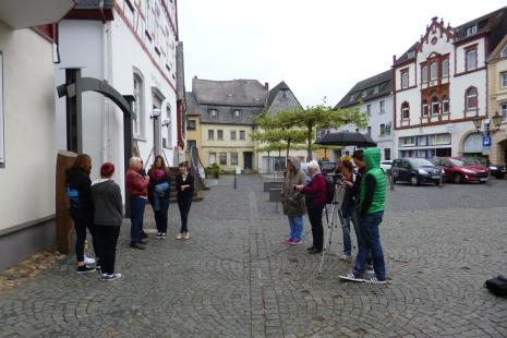 Das Filmteam am Denkmal am Marktplatz.