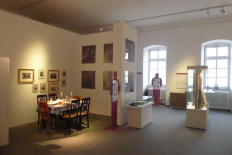 Room 1: A Schabbath table, surrounded by historical photos of Hunsrück Jews