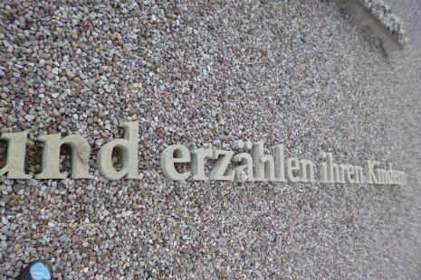 Jüdisches Mahnmal in der Gedenkstätte Buchenwald: "Auf dass erkenne das künftige Geschlecht, die Kinder, die geboren werden, dass sie aufstehen und erzählen ihren Kindern." (Psalm 78,6)