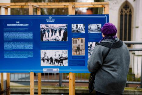 Die Ausstellung auf der Alten Nahebrücke in Bad Kreuznach. Foto: Markus Below