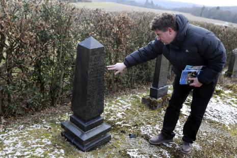 Prof. Dr. Lehnardt (Universität Mainz) bei der Übersetzung der Grabsteine auf dem jüdischen Friedhof in Laufersweiler