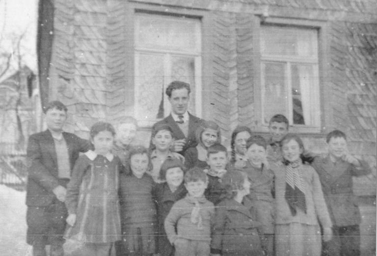 Schulkinder der jüdischen Schule 1935 mit Lehrer Unikower